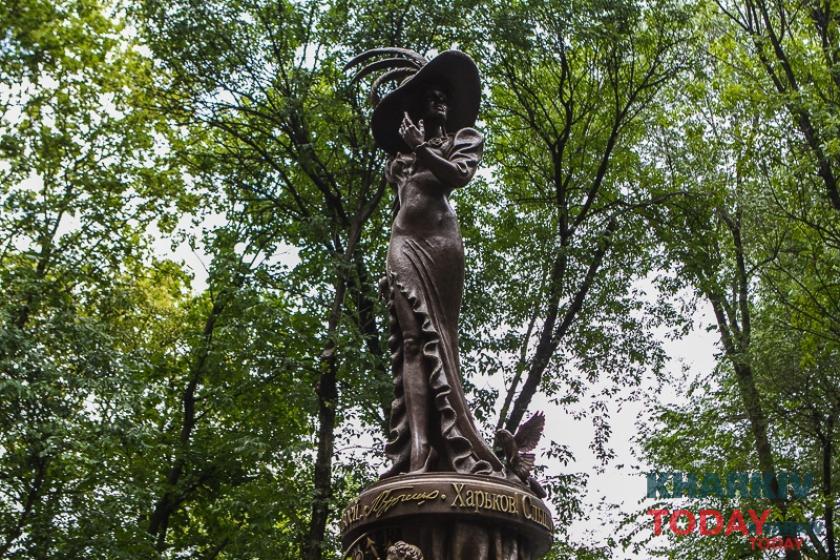 В сквере на Тринклера открыли памятник Гурченко.