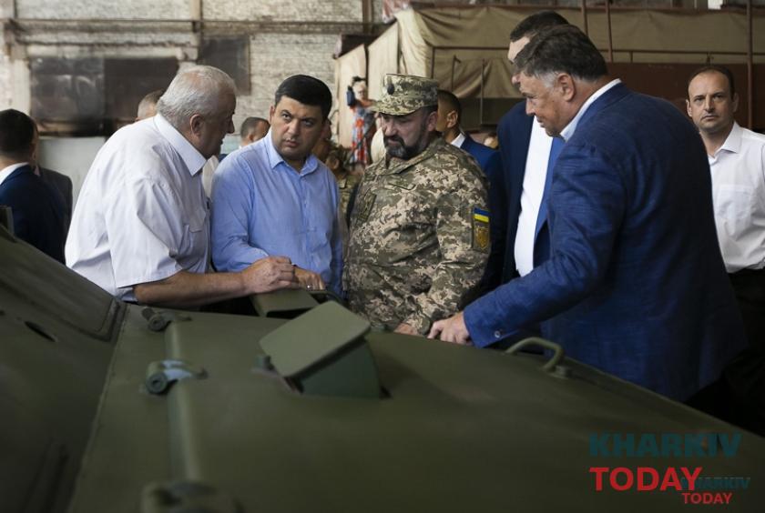 Гройсман осмотрел цеха ЛКМЗ.