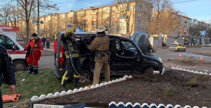 89-летняя женщина застряла в автомобиле после ДТП. Фото: ГУ НП в Харьковской области