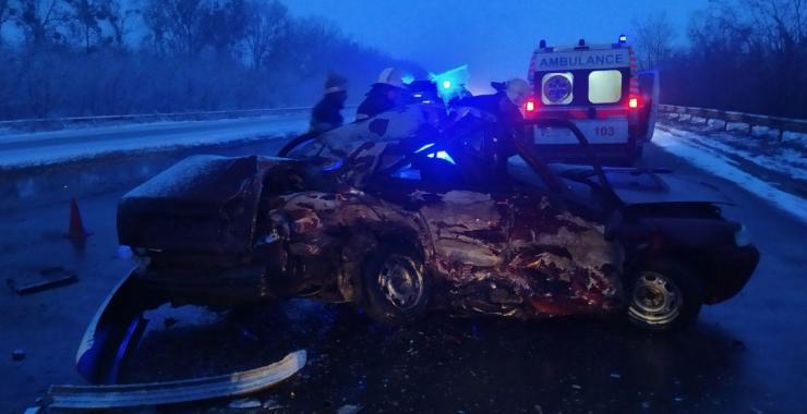 Выжившего водителя в ДТП в Изюмском районе перевели в харьковскую "неотложку". Фото: ГСЧС