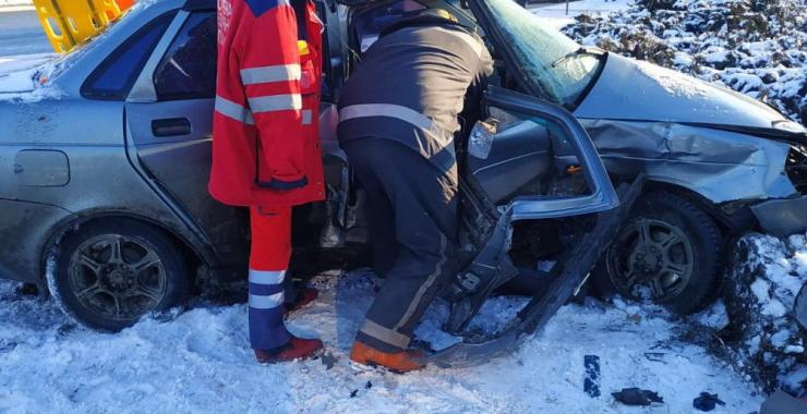 Харьковские спасатели вырезали мужчину из авто после ДТП. Фото: ГСЧС в Харьковской области