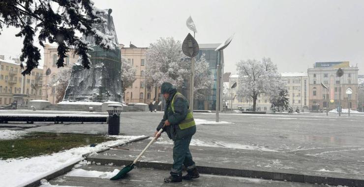 Двірник прибирає сніг