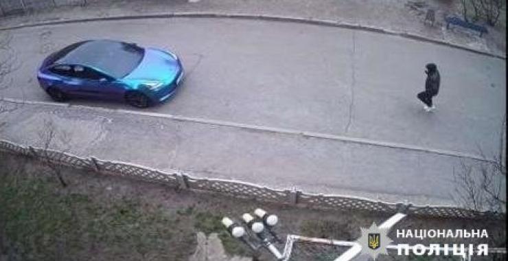Житель Харкова у балаклаві увірвався в аптеку