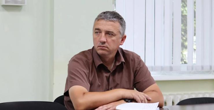 Пройшов спецперевірку та поводився "рівно": що відомо про заступника мера Лозової, який утік за кордон