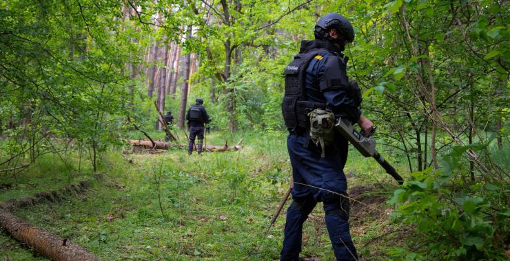 Сапери очищують ліс на Харківщині від російських мін