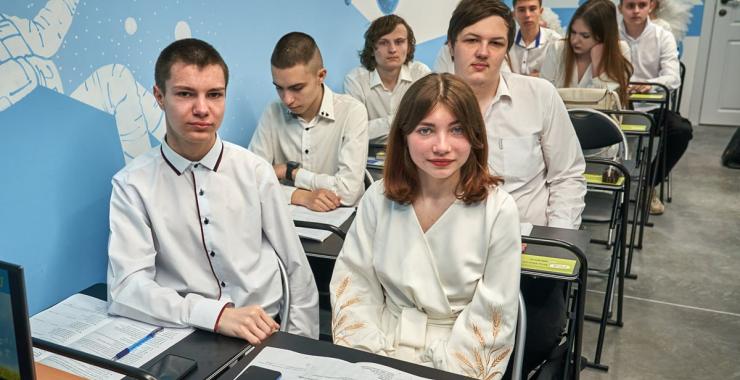 Більше восьми тисяч старшокласників закінчили школу в Харкові