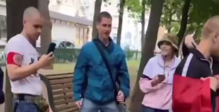 У середмісті Харкова підлітки зі свастикою влаштували фотосесію