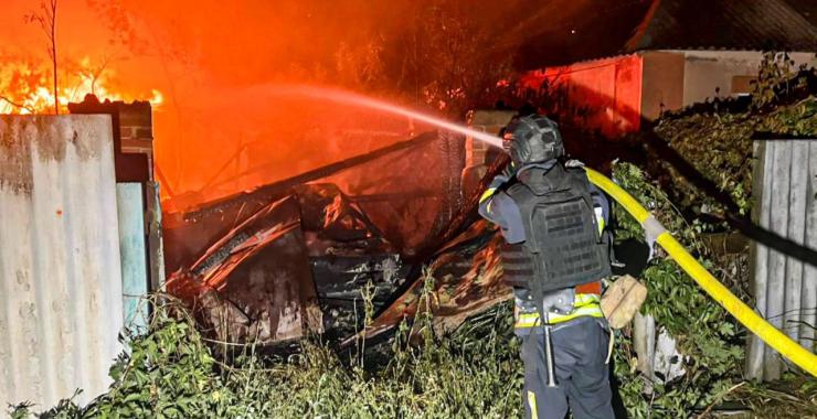 Російські обстріли підпалили будинки на Харківщині