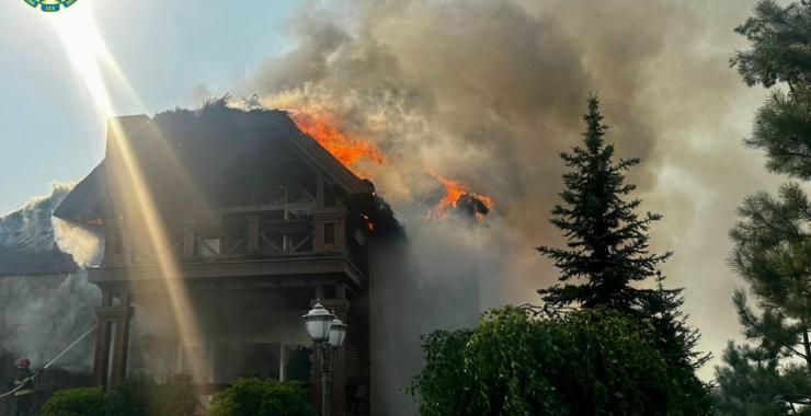 Росіяни спалили маєток на березі водосховища у Харківській області