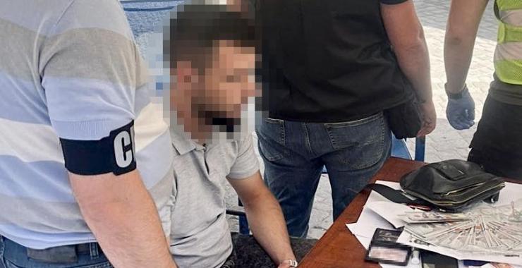 Харків'янин незаконно допомагав чоловікам уникнути мобілізації за 8500 доларів