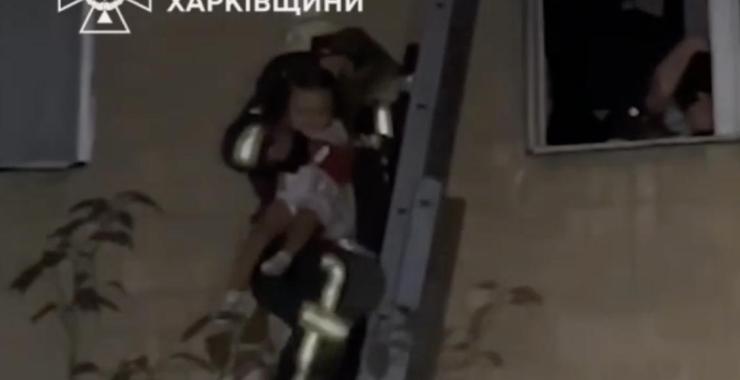 Дитина випала з вікна п'ятого поверху у Харкові — її врятував кондиціонер