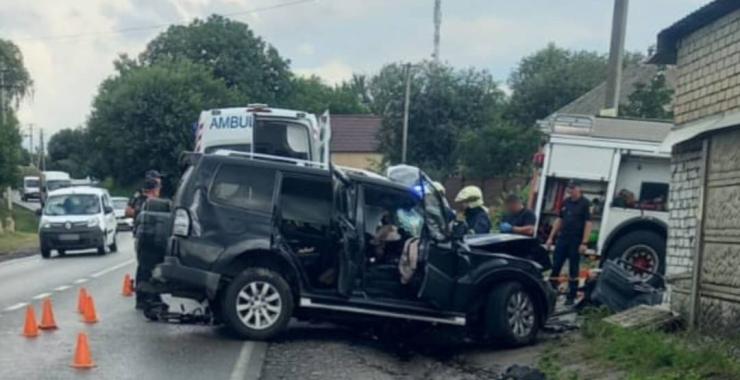 Водій позашляховика влетів на швидкості у гараж неподалік Харкова