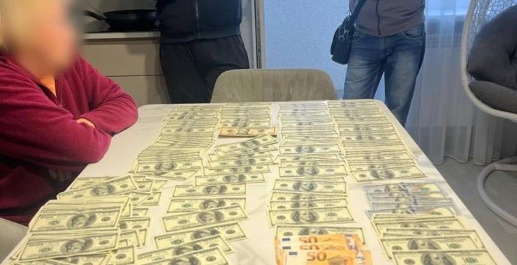 Колишній правоохоронець із Харкова допомагав чоловіку незаконно виїхати за кордон на 14 тисяч доларів