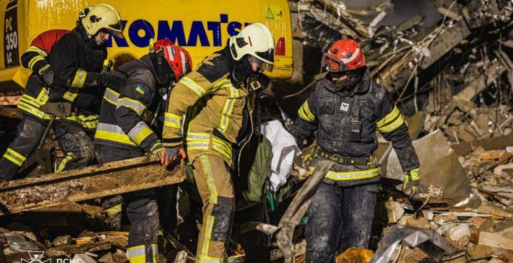 Удар по Харкову: з-під завалів дістали тіло жінки