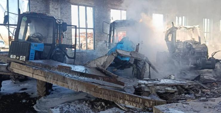 Окупанти спалили трактори та навантажувач на Харківщині