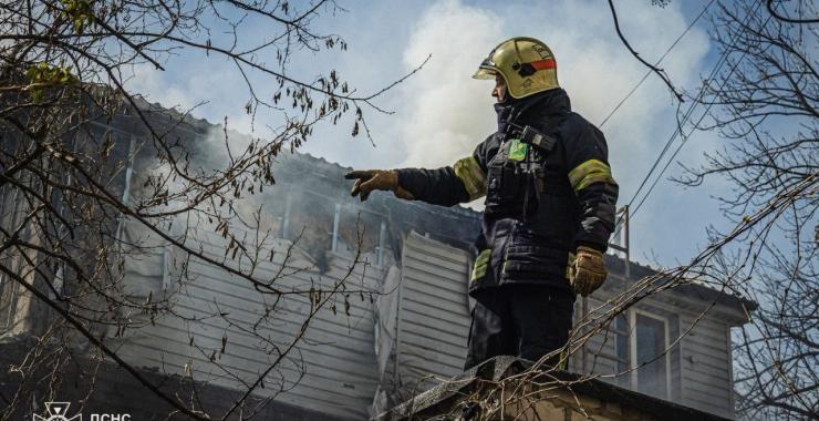 Росіяни підпалив дах офісу в центрі Харкова