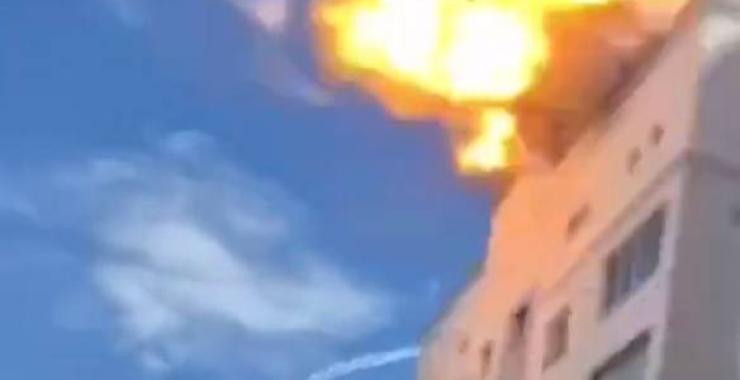 Російський дрон влучив у 9-поверхівку у Харкові