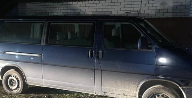 У передмісті Харкова чоловік намагався спалити автомобіль військового