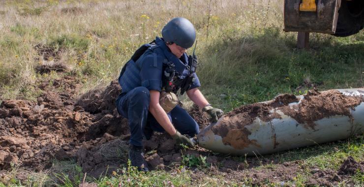 Рятувальники показали, як витягували дві нерозірвані півтонні бомби на Харківщині