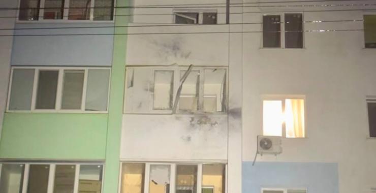 Російський дрон атакував балкон харківської багатоповерхівки