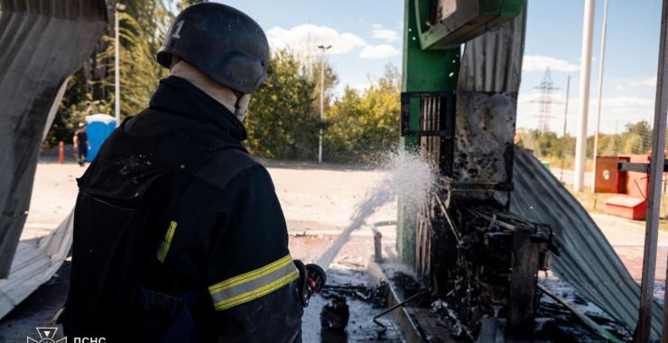 Через обстріли у Харкові горіли трава і магазин