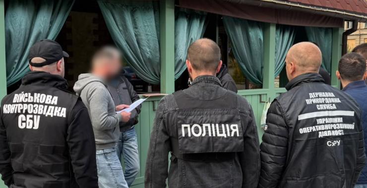 У Харкові чоловік вимагав від іноземця 3000 доларів за посвідку на проживання