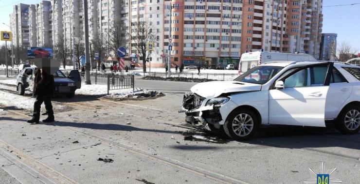 В ДТП на Алексеевке пострадал человек. Фото: Патрульная полиция Харькова