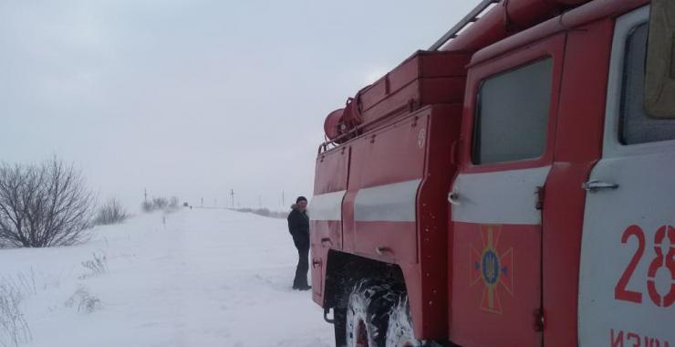 В Харьковской области из снежных переметов вытащили 11 автомобилей. Фото: ГСЧС