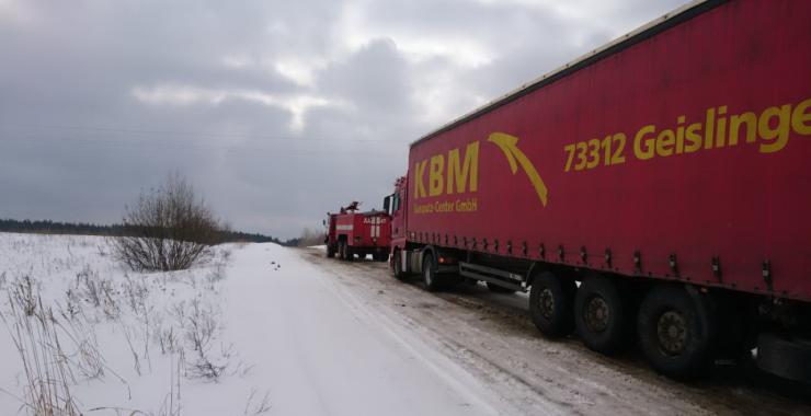 Спасатели вытащили грузовик из снежного заноса. Фото: ГСЧС