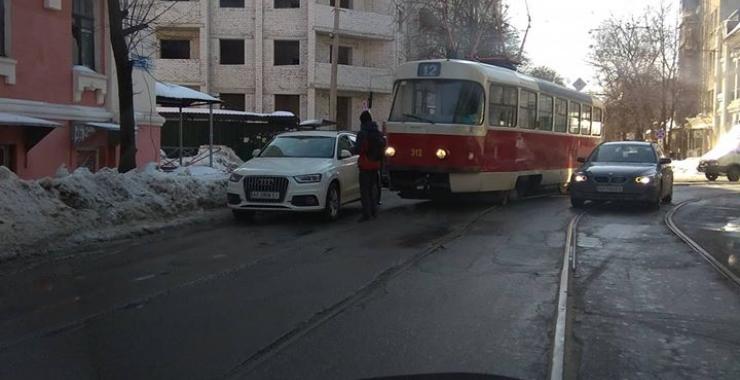 В Харькове внедорожник загородил трамвайные пути. Фото: KHARKIV Today