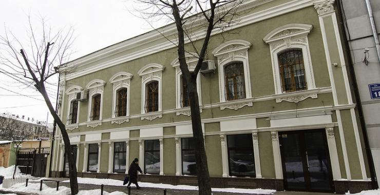 Алексей Тарасов купил домовладение на Николаевской и Московской улицах, но сам в нем не жил, а сдавал внаем.
