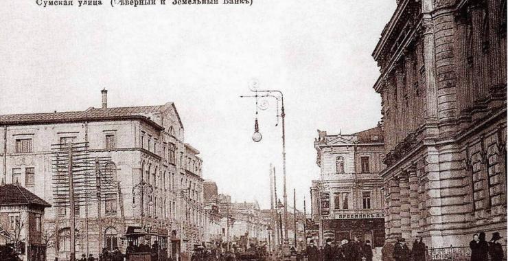 Слева - Северный (Азиатский) банк, после нападения на который анархистов были закрыты и другие местные банки