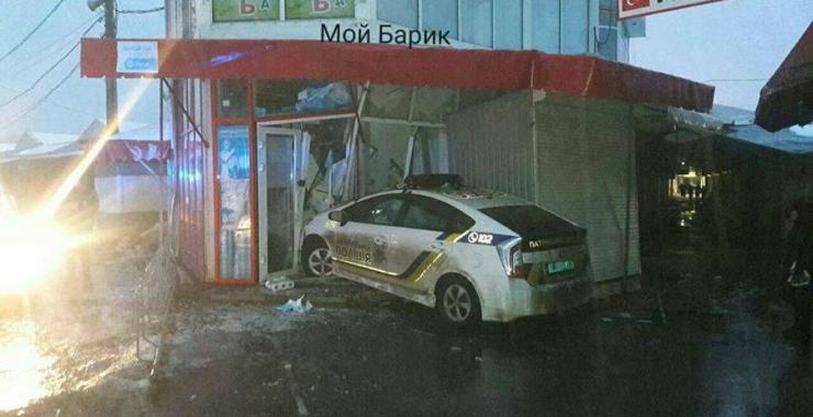 На Барабашово патрульный въехал в торговый павильон.