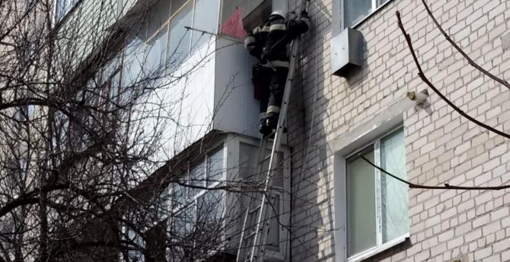 Девочка закрыла бабушку на балконе.
