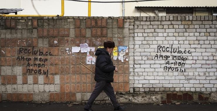 Наркодилеры оставляют свои данные по всему Харькову.