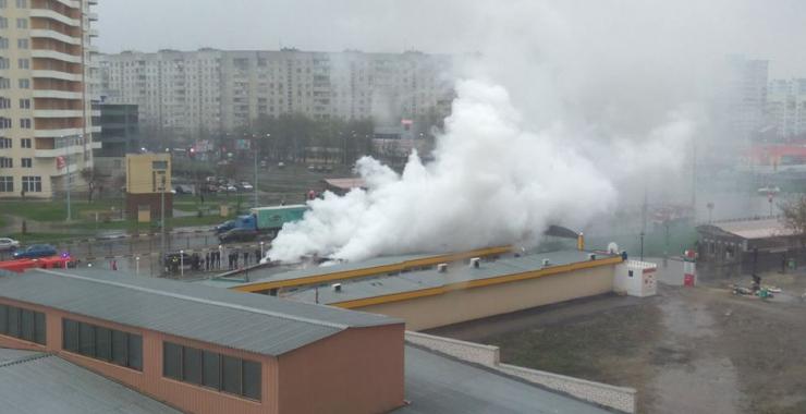 На Алексеевке тушили пожар на рынке. Фото: ГСЧС