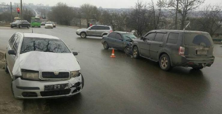 На Салтовке столкнулись три автомобиля.