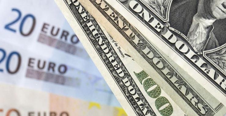 Рубль падает на фоне санкций США против олигархов.