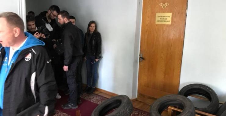 Активисты принесли покрышки к кабинету главы администрации Киевского района. Фото: Антон Сосницкий / Facebook