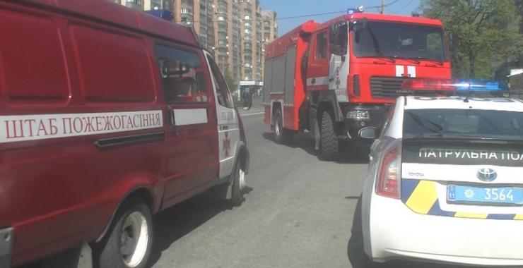 Харьковчанин бросил окурок и поджег балкон. Фото: ГСЧС в Харьковской области
