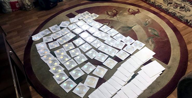 Харьковские полицейские задержали мужчину за распространение порнографии. Фото: ГУНП