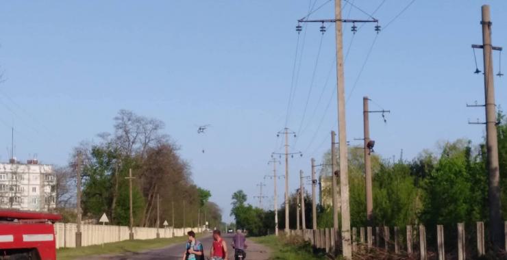 Над Балаклеей летают вертолеты, сбрасывая воду на территорию части. Фото KHARKIV Today.