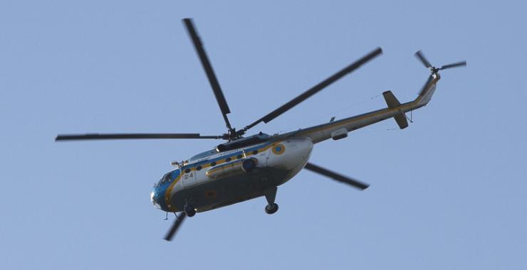 Пожар на свалке тушили с помощью вертолета.