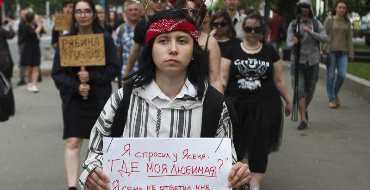 В защиту деревьев активисты проводят акции.
