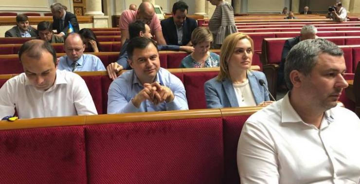 В зале заседаний не очень много желающих обсуждать закон об Антикоррупционном суде.