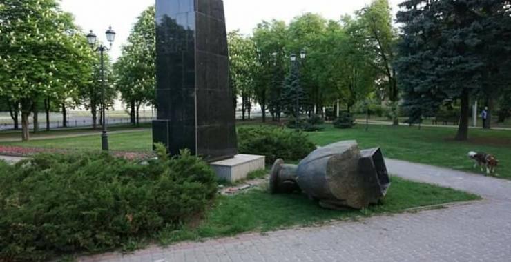Памятник Жукову свалили накануне 9 мая. Фото: facebook.com/freikorps.org