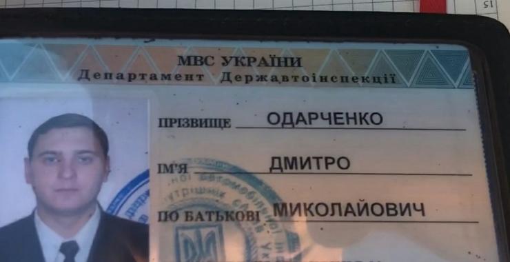 На месте ДТП водитель внедорожника предъявил "корочку" ГАИ.