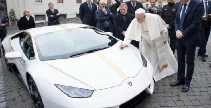 Lamborghini Папы Римского продали с аукциона. Фото: ipress.ua