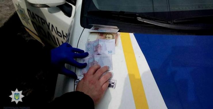 Перевозчик не имел документов и предлагал патрульным взятку.