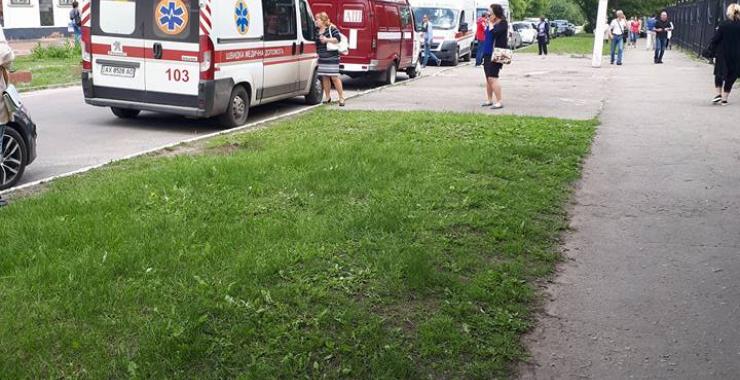 Педагоги вызвали спасателей и эвакуировали школьников. Фото: Олег Головков / Facebook